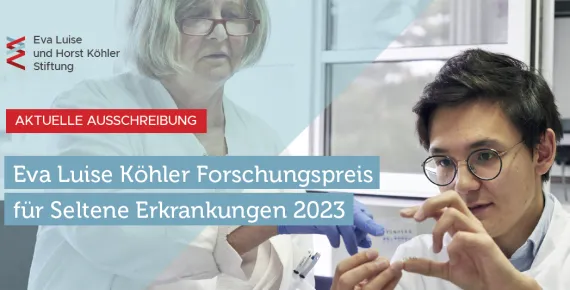 Bild zeigt Frau, die auf jungen Mann blickt, der einen Objektträger in der Hand hält, die beiden sind Forschende. Text lautet: Ausschreibung Eva Luise Köhler Forschungspreis 2023. Logo der Eva Luise und Horst Köhler Stiftung ist drauf.  